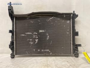 Gebruikte Radiateur Ford Grand C-Max (DXA) 1.0 Ti-VCT EcoBoost 12V 125 Prijs € 30,00 Margeregeling aangeboden door Autobedrijf Brooks
