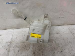 Gebruikte Ruitensproeiertank voor Ford Focus 3 Wagon 1.0 Ti-VCT EcoBoost 12V 125 Prijs € 25,00 Margeregeling aangeboden door Autobedrijf Brooks