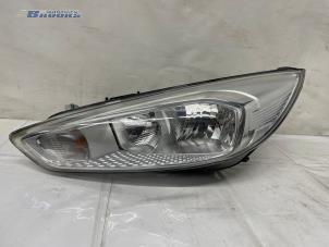 Gebruikte Koplamp links Ford Focus 3 Wagon 1.0 Ti-VCT EcoBoost 12V 125 Prijs € 200,00 Margeregeling aangeboden door Autobedrijf Brooks