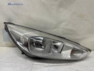 Gebruikte Koplamp rechts Ford Focus 3 Wagon 1.0 Ti-VCT EcoBoost 12V 125 Prijs € 200,00 Margeregeling aangeboden door Autobedrijf Brooks