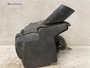 Gebruikte Luchtfilterhuis Ford Focus 3 Wagon 1.0 Ti-VCT EcoBoost 12V 125 Prijs € 25,00 Margeregeling aangeboden door Autobedrijf Brooks