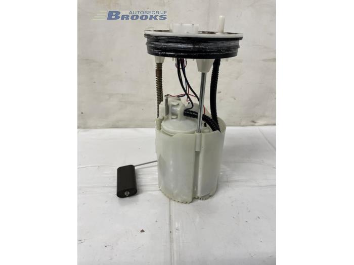 Gebruikte Tank element Pomp Volkswagen Up! (121) 1.0 12V 60 Prijs € 10,00 Margeregeling aangeboden door Autobedrijf Brooks