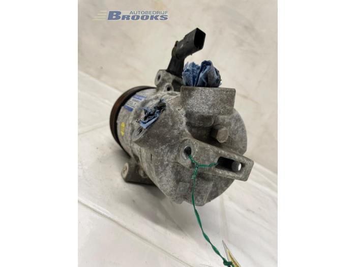 Aircopomp van een Volkswagen Up! (121) 1.0 12V 60 2013