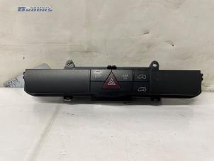 Gebruikte Gevarenlicht Schakelaar Mercedes Sprinter 3,5t (906.63) 314 CDI 16V Prijs € 15,00 Margeregeling aangeboden door Autobedrijf Brooks