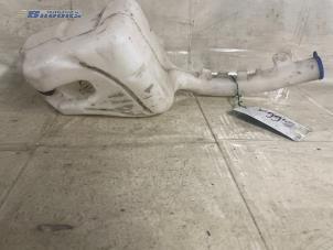 Gebruikte Ruitensproeiertank voor Ford Fiesta 5 (JD/JH) 1.4 TDCi Prijs € 10,00 Margeregeling aangeboden door Autobedrijf Brooks