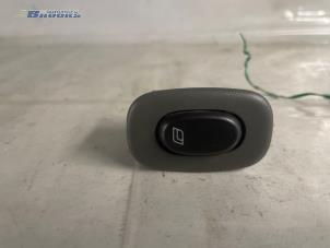 Gebruikte Ruit schakelaar elektrisch Saab 9-5 Estate (YS3E) 3.0 TiD V6 24V Prijs € 5,00 Margeregeling aangeboden door Autobedrijf Brooks