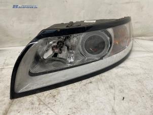 Gebruikte Koplamp links Volvo V50 (MW) 1.6 16V Prijs € 90,00 Margeregeling aangeboden door Autobedrijf Brooks