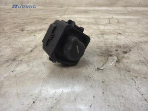 Gebruikte Spiegel Schakelaar Mercedes SLK (R170) 2.0 200 K 16V Prijs € 15,00 Margeregeling aangeboden door Autobedrijf Brooks