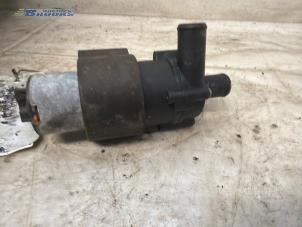 Gebruikte Extra waterpomp Mercedes SLK (R170) 2.0 200 K 16V Prijs € 20,00 Margeregeling aangeboden door Autobedrijf Brooks