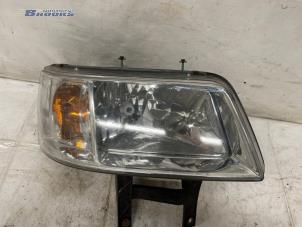 Gebruikte Koplamp rechts Volkswagen Transporter/Caravelle T5 1.9 TDi Prijs € 15,00 Margeregeling aangeboden door Autobedrijf Brooks