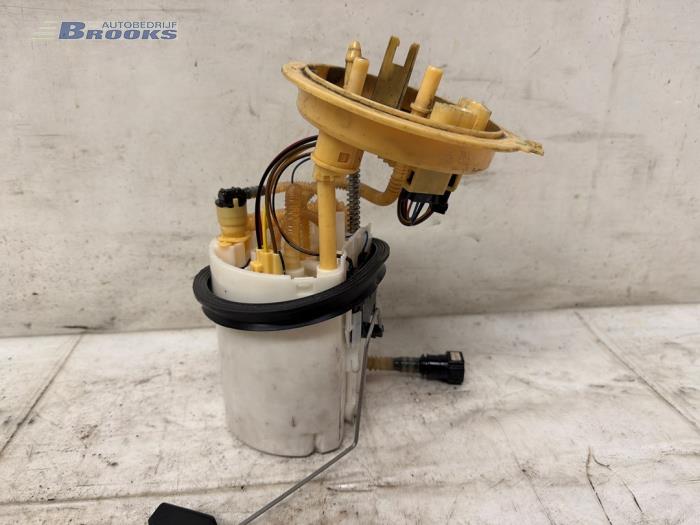 Gebruikte Tank element Pomp Volkswagen Passat Variant (3G5) 1.6 TDI 16V Prijs € 50,00 Margeregeling aangeboden door Autobedrijf Brooks