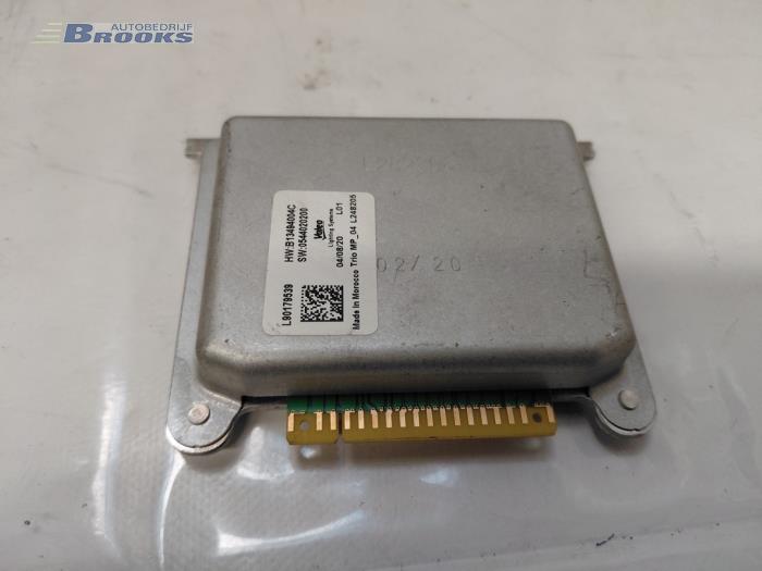 Gebruikte Module LED koplamp Peugeot 2008 (UD/UK/UR/US/UX) e-2008 50 kWh Prijs € 75,00 Margeregeling aangeboden door Autobedrijf Brooks