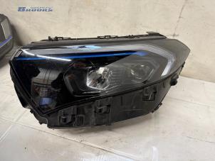 Gebruikte Koplamp links Mercedes EQB 250 67 kWh Prijs € 700,00 Margeregeling aangeboden door Autobedrijf Brooks