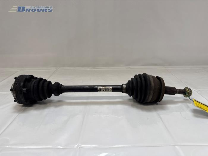 Gebruikte Aandrijfas links-voor Volkswagen Transporter/Caravelle T5 1.9 TDi Prijs € 40,00 Margeregeling aangeboden door Autobedrijf Brooks