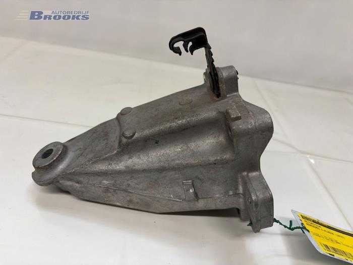 Gebruikte Motorrubber Mercedes C (W205) C-200 2.0 CGI 16V Prijs € 15,00 Margeregeling aangeboden door Autobedrijf Brooks