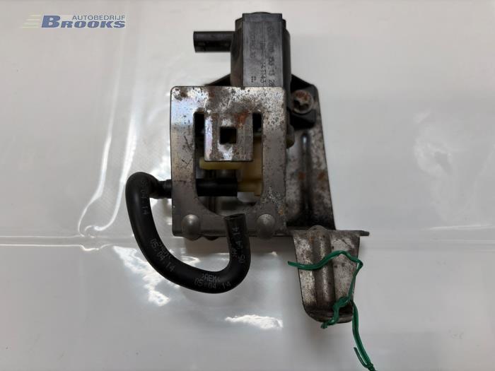 Gebruikte Overdrukklep Turbo Mercedes C (W205) C-200 2.0 CGI 16V Prijs € 20,00 Margeregeling aangeboden door Autobedrijf Brooks