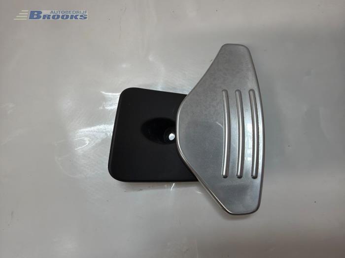 Gebruikte Schakelflipper set Landrover Range Rover IV (LG) 4.4 SDV8 32V Prijs € 50,00 Margeregeling aangeboden door Autobedrijf Brooks