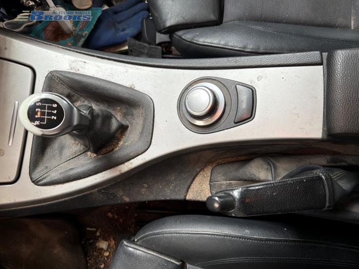 Gebruikte Versnellingspook BMW 3 serie Touring (E91) 320i 16V Prijs € 40,00 Margeregeling aangeboden door Autobedrijf Brooks