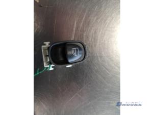 Gebruikte Elektrisch Raam Schakelaar Mercedes C (W203) 2.2 C-200 CDI 16V Prijs € 5,00 Margeregeling aangeboden door Autobedrijf Brooks