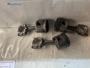 Gebruikte Zuiger Toyota Avensis (T22) 2.0 TDi Prijs € 25,00 Margeregeling aangeboden door Autobedrijf Brooks