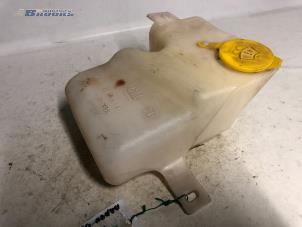 Gebruikte Ruitensproeiertank voor Opel Corsa B (73/78/79) 1.2i 16V Prijs € 5,00 Margeregeling aangeboden door Autobedrijf Brooks