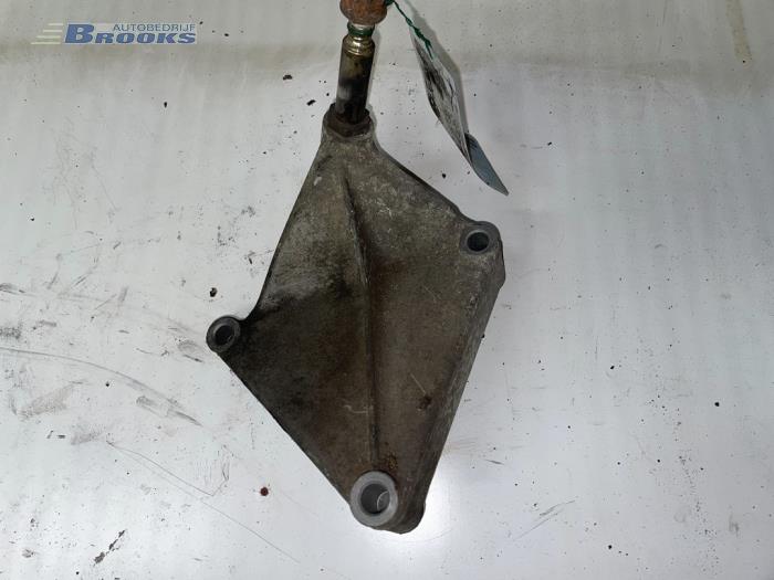 Gebruikte Versnellingsbak Steun Renault Megane Break/Grandtour (KA) 1.9 dTi Prijs € 10,00 Margeregeling aangeboden door Autobedrijf Brooks