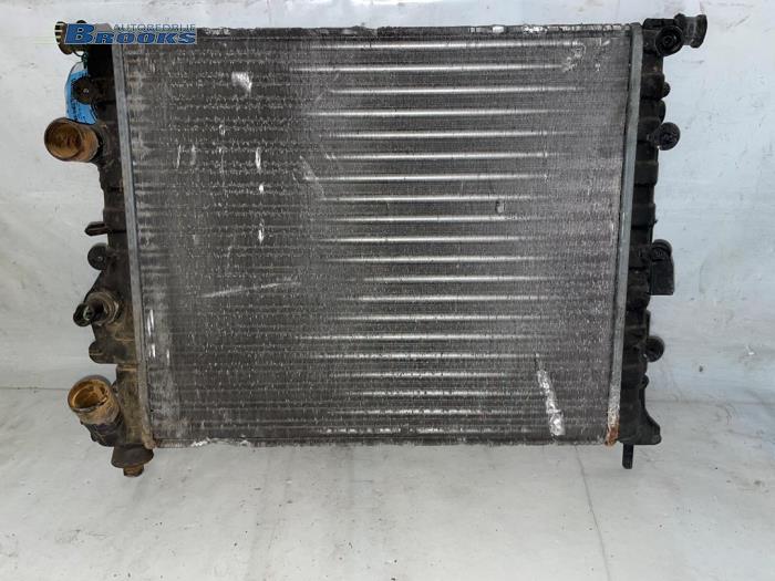 Gebruikte Radiateur Renault Megane Scénic (JA) 1.4i RL,RN Prijs € 15,00 Margeregeling aangeboden door Autobedrijf Brooks