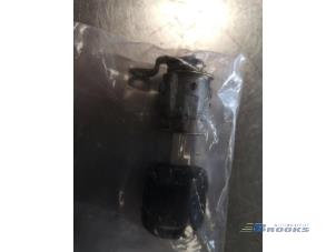 Gebruikte Portierslot Cilinder rechts Suzuki Alto (SH410) 1.0 GA,GL Prijs € 5,00 Margeregeling aangeboden door Autobedrijf Brooks