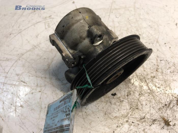 Gebruikte Servopomp Renault Vel Satis (BJ) 3.0 dCi V6 24V Prijs € 15,00 Margeregeling aangeboden door Autobedrijf Brooks