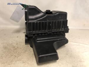 Gebruikte Luchtfilterhuis Mitsubishi Colt (Z2/Z3) 1.3 16V Prijs € 20,00 Margeregeling aangeboden door Autobedrijf Brooks