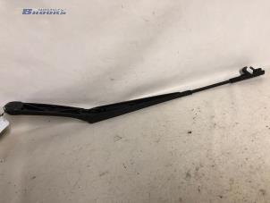 Gebruikte Ruitenwisserarm voor Skoda Octavia Combi (1Z5) 1.9 TDI Prijs € 10,00 Margeregeling aangeboden door Autobedrijf Brooks