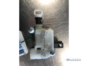 Gebruikte Hoofdsteun Mercedes E (W211) 3.0 E-280 CDI V6 24V Prijs € 10,00 Margeregeling aangeboden door Autobedrijf Brooks