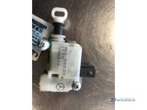 Gebruikte Hoofdsteun Mercedes E (W211) 3.0 E-280 CDI V6 24V Prijs € 10,00 Margeregeling aangeboden door Autobedrijf Brooks