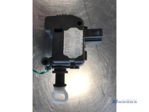 Gebruikte Hoofdsteun Mercedes E (W211) 3.0 E-280 CDI V6 24V Prijs € 10,00 Margeregeling aangeboden door Autobedrijf Brooks