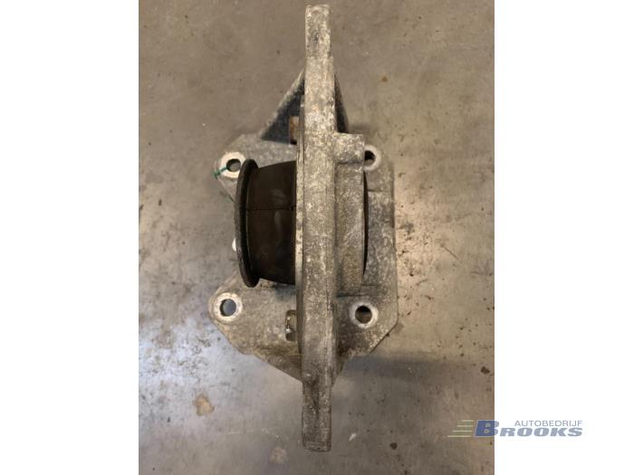 Gebruikte Versnellingsbak Steun Opel Movano Combi 2.5 DTI Prijs € 20,00 Margeregeling aangeboden door Autobedrijf Brooks