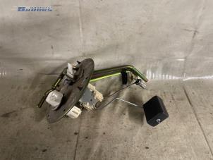 Gebruikte Tank element Pomp Mazda 323 F (BA14) 1.5i GLX,GT 16V Prijs € 10,00 Margeregeling aangeboden door Autobedrijf Brooks