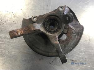 Gebruikte Fusee links-voor Mitsubishi Space Wagon (N3/N4) 2.0 GLXi 16V Prijs € 15,00 Margeregeling aangeboden door Autobedrijf Brooks