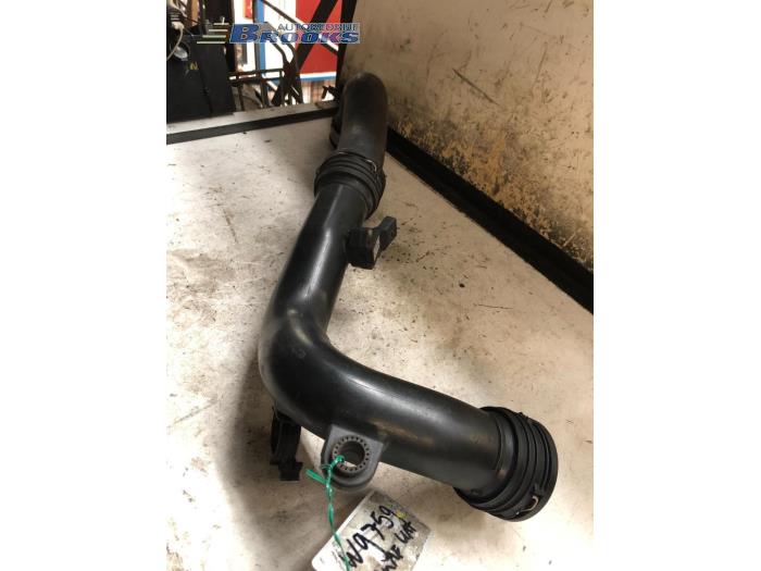 Gebruikte Intercooler Buis Volkswagen Passat (3C2) 2.0 TDI 16V 140 Prijs € 15,00 Margeregeling aangeboden door Autobedrijf Brooks