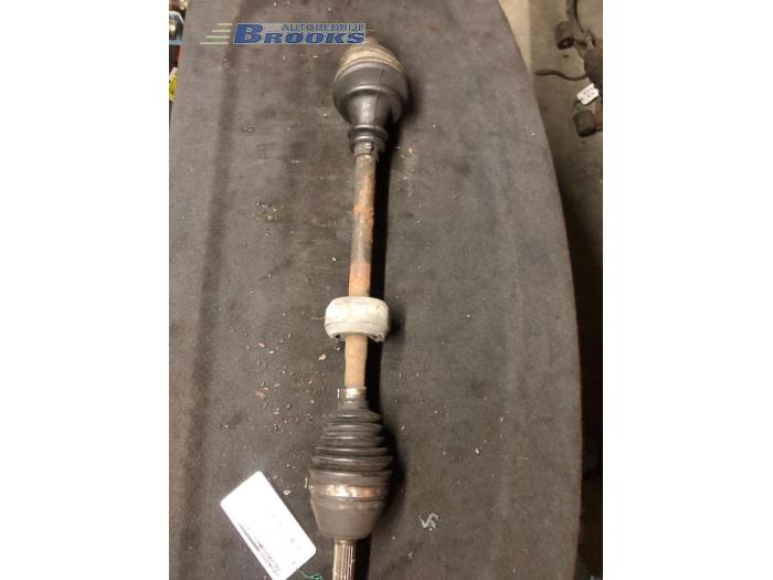 Gebruikte Aandrijfas rechts-voor Renault Clio (B/C57/357/557/577) 1.4 RN,RT,S,Autom.Kat. Prijs € 20,00 Margeregeling aangeboden door Autobedrijf Brooks