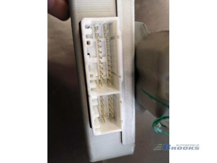 Computer ABS van een Suzuki Wagon-R+ (SR) 1.0 16V 1998