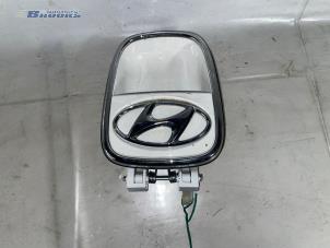 Gebruikte Handgreep Achterklep Hyundai i10 (F5) 1.1i 12V Prijs € 10,00 Margeregeling aangeboden door Autobedrijf Brooks