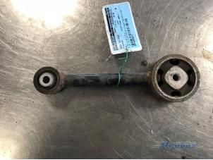 Gebruikte Versnellingsbak Steun Mitsubishi Colt (Z2/Z3) 1.3 16V Prijs € 15,00 Margeregeling aangeboden door Autobedrijf Brooks