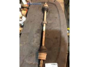 Gebruikte Steekas rechts-voor Mitsubishi Colt (Z2/Z3) 1.3 16V Prijs € 20,00 Margeregeling aangeboden door Autobedrijf Brooks