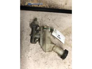 Gebruikte Hoofdremcilinder Nissan Micra (K12) 1.2 16V Prijs € 24,00 Margeregeling aangeboden door Autobedrijf Brooks