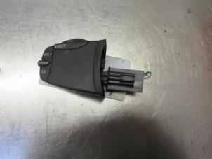 Gebruikte Radiobediening Stuur Ford Mondeo III 2.2 TDCi 16V Prijs € 20,00 Margeregeling aangeboden door Autobedrijf Brooks