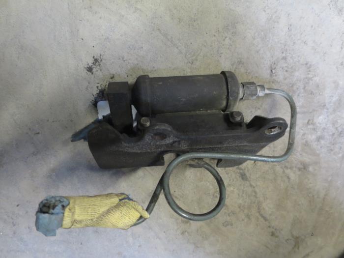 Gebruikte Koppeling Hulp Cilinder Mitsubishi L-300 (L0.) 2.5TD Prijs € 45,00 Margeregeling aangeboden door Autobedrijf Brooks