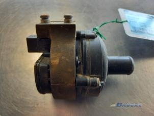 Gebruikte Waterpomp Renault Scénic II (JM) 2.0 dCi 16V 150 Prijs € 20,00 Margeregeling aangeboden door Autobedrijf Brooks