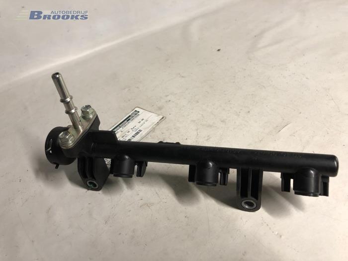 Injector brug van een Toyota Aygo (B10) 1.0 12V VVT-i 2011