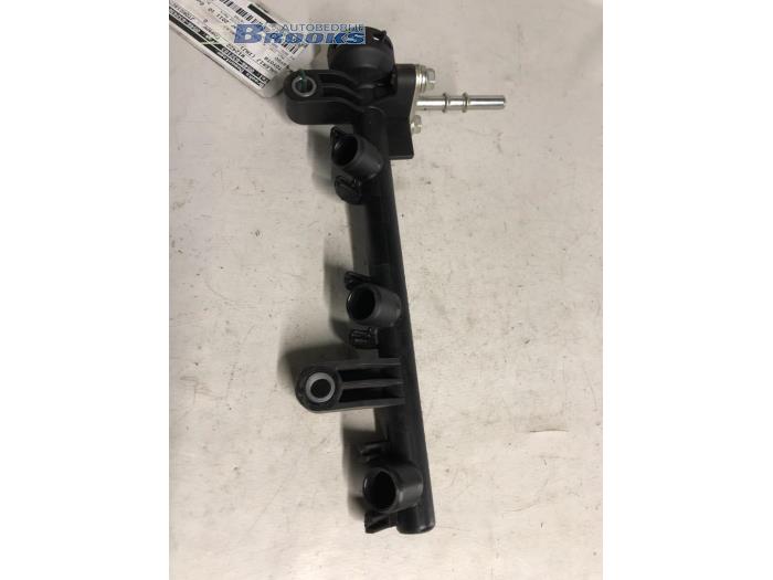 Injector brug van een Toyota Aygo (B10) 1.0 12V VVT-i 2011