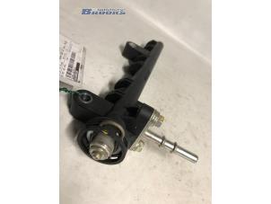 Injector brug van een Toyota Aygo (B10) 1.0 12V VVT-i 2011
